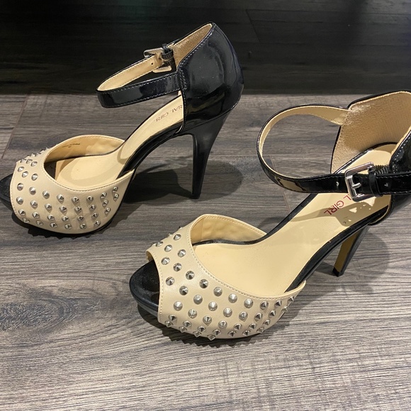 Size 6 Heels - Picture 1 of 4